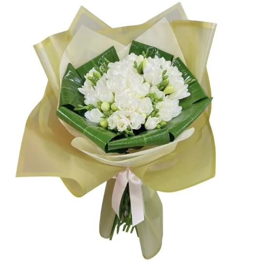 Ramo de flores fresias blancas con papel coreano